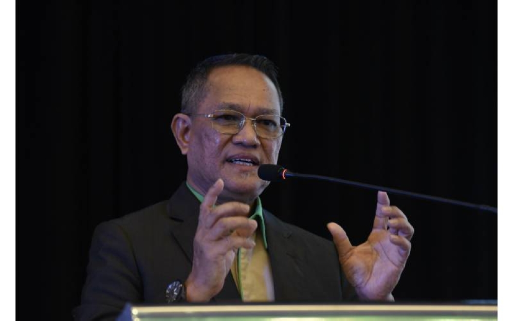Amran mengulas mengenai cadangan mekanisme penetapan harga getah ketika membentangkan kertas kerja semasa Seminar Hala Tuju Pekebun Kecil Getah Negara pada Rabu.