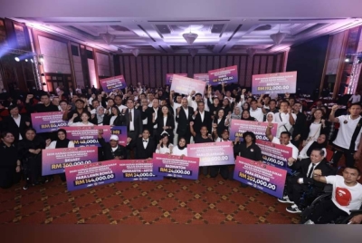 Hannah (tengah) bergambar bersama barisan atlet yang menerima Shakam bagi temasya Sukan Asia Hangzhou 2022 dan Sukan Para Asia Hangzhou 2022 di sebuah hotel di Subang, Selangor sebentar tadi. - Foto Bernama
