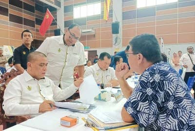 Saarani (kiri) sempena program Mesra Hari Bertemu Pelanggan Daerah Bagan Datuk di Dewan Dato' Lope Hashim pada Khamis.