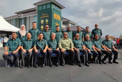 Muhammad Sanusi (duduk, tengah) bergambar bersama sebahagian ahli jawatan eksekutif KFA di Wisma KFA, di sini.