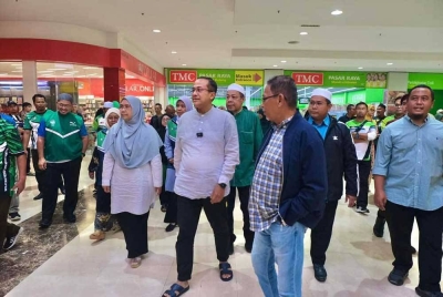 Hanafiah (kanan) mengiringi Ahmad Samsuri ketika mengiringi Ahmad Samsuri dalam program 'walkabout' di sebuah kompleks beli-belah di sini. - Foto: Facebook Hanafiah Mat