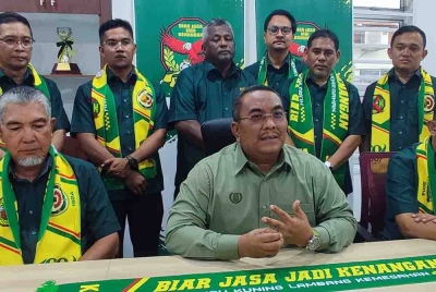 Presiden KFA, Datuk Seri Muhammad Sanusi Md Nor (tengah) pada sidang media selepas Majlis Perasmian Wisma KFA di Jalan Stadium, di sini, pada Khamis.