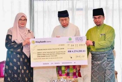 Sultan Sharafuddin (tengah) berkenan menyampaikan Dana Bantuan Kemanusiaan Umat Islam Palestin berjumlah RM4,374,280.63 kepada Tabung Musa'adah Palestin Jakim.