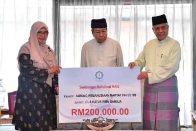 Penyampaian replika cek sumbangan disempurnakan Abdul Aziz (kanan) kepada Sultan Selangor Sultan Sharafuddin Idris Shah Alhaj seterusnya diserahkan kepada Hakimah (kiri).