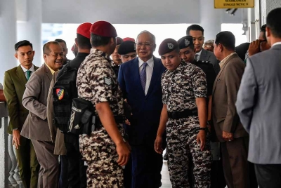 Najib (tengah) ketika hadir bagi sambungan bicara kes penyelewengan dana 1MBD di Mahkamah Tinggi pad 15 November lalu. - Foto Bernama