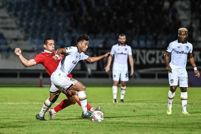 Pemain Terengganu FC, Engku Muhammad Nur Shakir Engku Yacob (dua dari kiri) diasak pemain Sabah FC, Ramon Machado De Macedo (kiri) pada perlawanan Liga Super Malaysia 2023 di Stadium Sultan Mizan Zainal Abidin, malam ini. - Foto Bernama