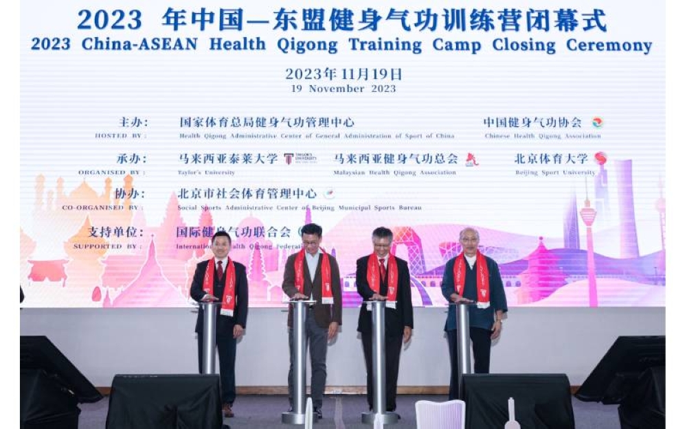 (Dari Kiri) Wang Yi, Wong Chen, Anthony dan Leong Teck bersama-sama melancarkan gimik perasmian Majlis Kemuncak Global Kem Latihan Kesihatan Qigong China-ASEAN 2023 di Taylor's University Lakeside Campus, Subang Jaya pada Ahad.
