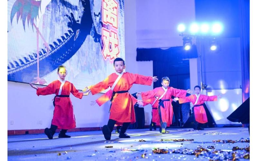 Para pelajar SJK(C) San Min menunjukkan teknik gerakan Qigong iaitu amalan penyembuhan tradisional Cina bagi semua peringkat umur sama ada kanak-kanak hingga kepada warga emas.
