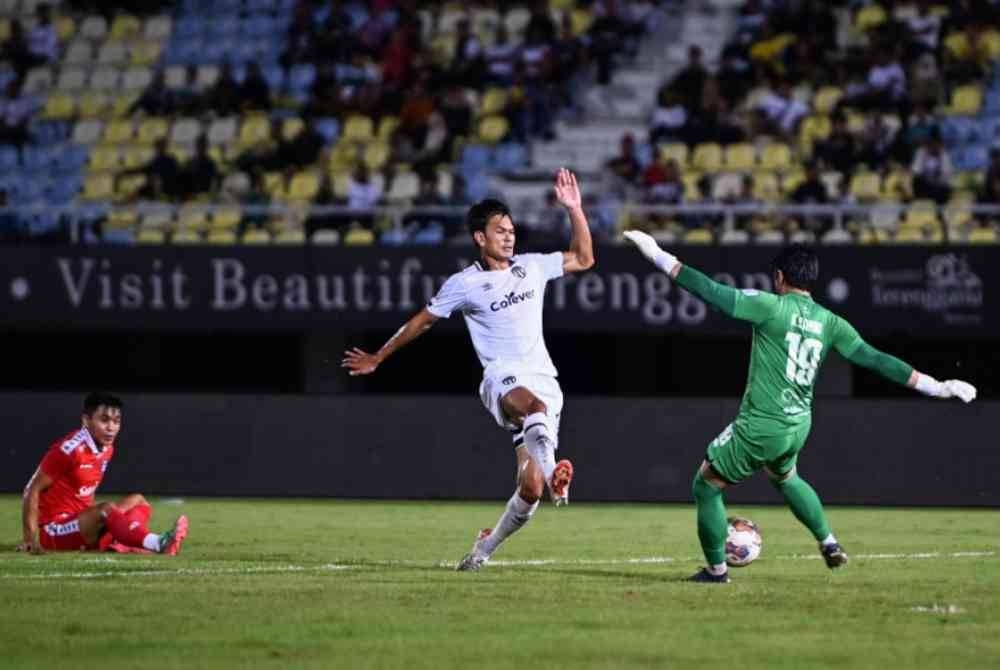 Pemain Terengganu FC, Adisak Kraisorn (tengah) melakukan percubaan sambil diasak penjaga gol Sabah FC, Khairul Fahmi Che Mat (kanan) pada perlawanan Liga Super Malaysia 2023 di Stadium Sultan Mizan Zainal Abidin, malam tadi. - Foto Bernama