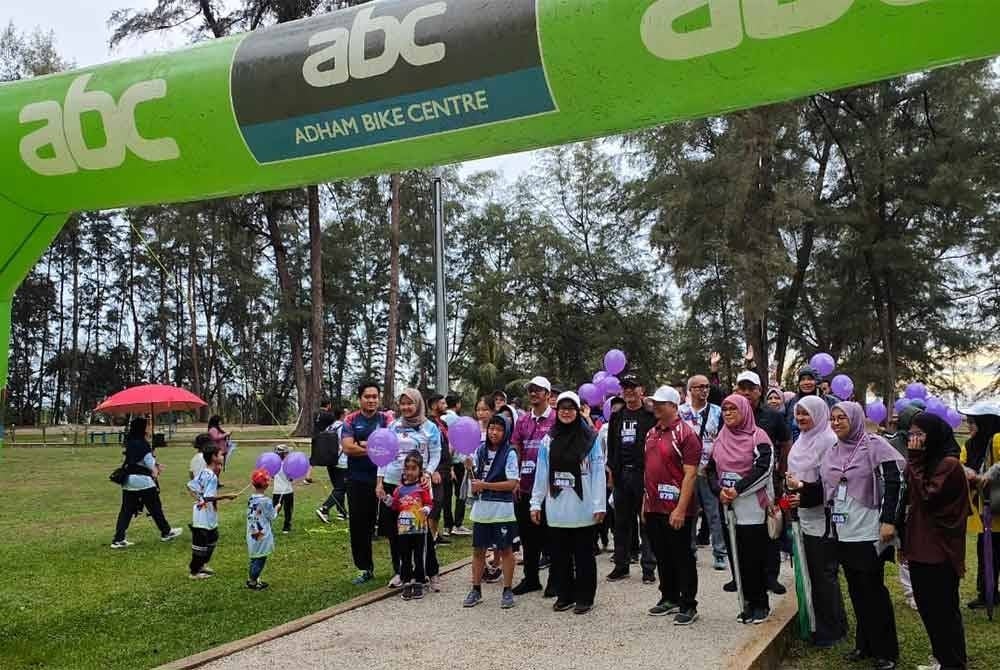 Sabariah (tengah) bersama peserta acara Fun Run pada mini karnival sambutan bulan keluarga kebangsaan negeri Pahang di Taman Gelora pada Sabtu.