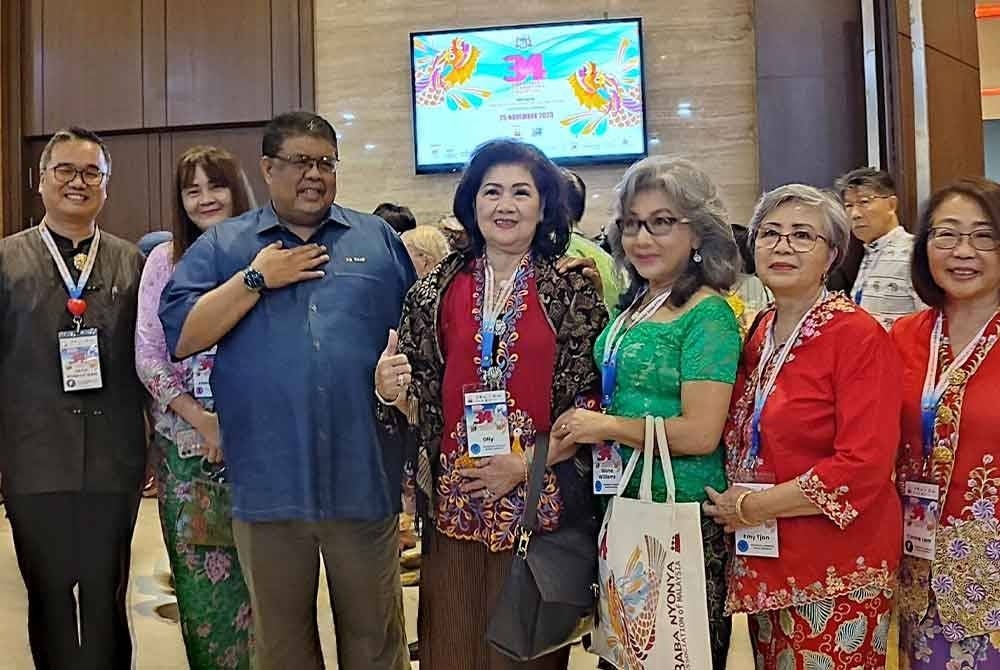 Ab Rauf (dua dari kiri) bergambar bersama sebahagian kaum Baba Nyonya dari beberapa negara pada program itu.
