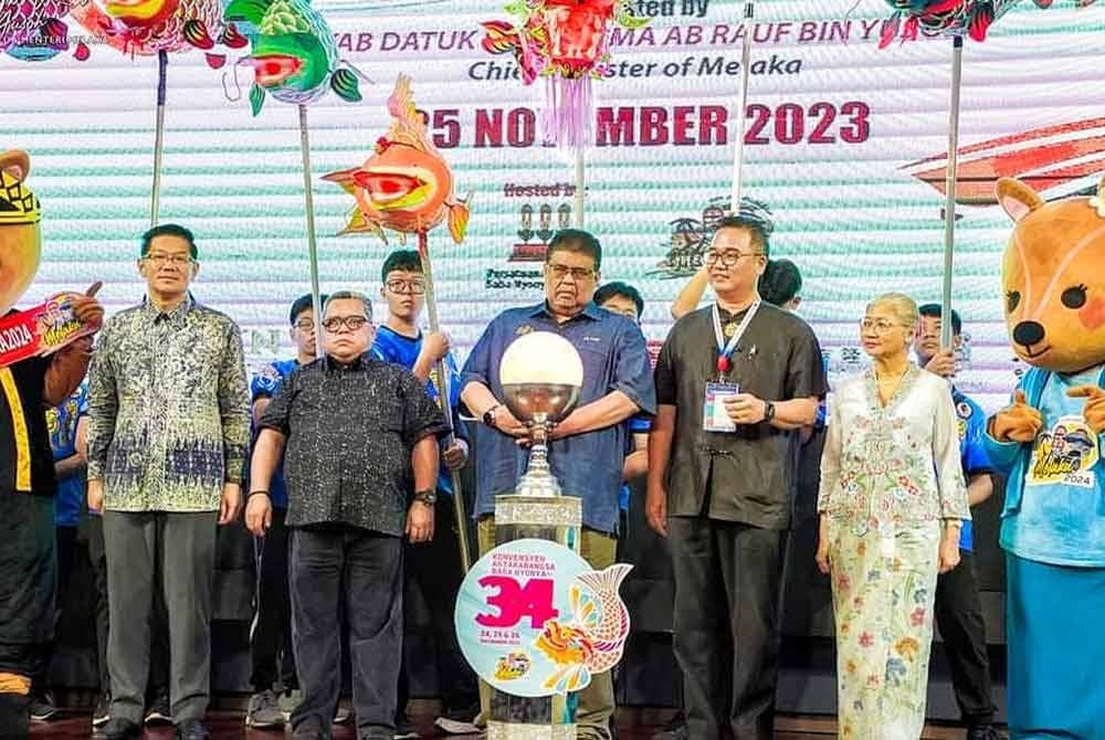 An Rauf (tengah) ketika simbolik menyempurnakan Konvensyen Antarabangsa Baba Nyonya Ke-34 di sebuah hotel, di Jalan Pesisiran Bunga Raya pada Sabtu.