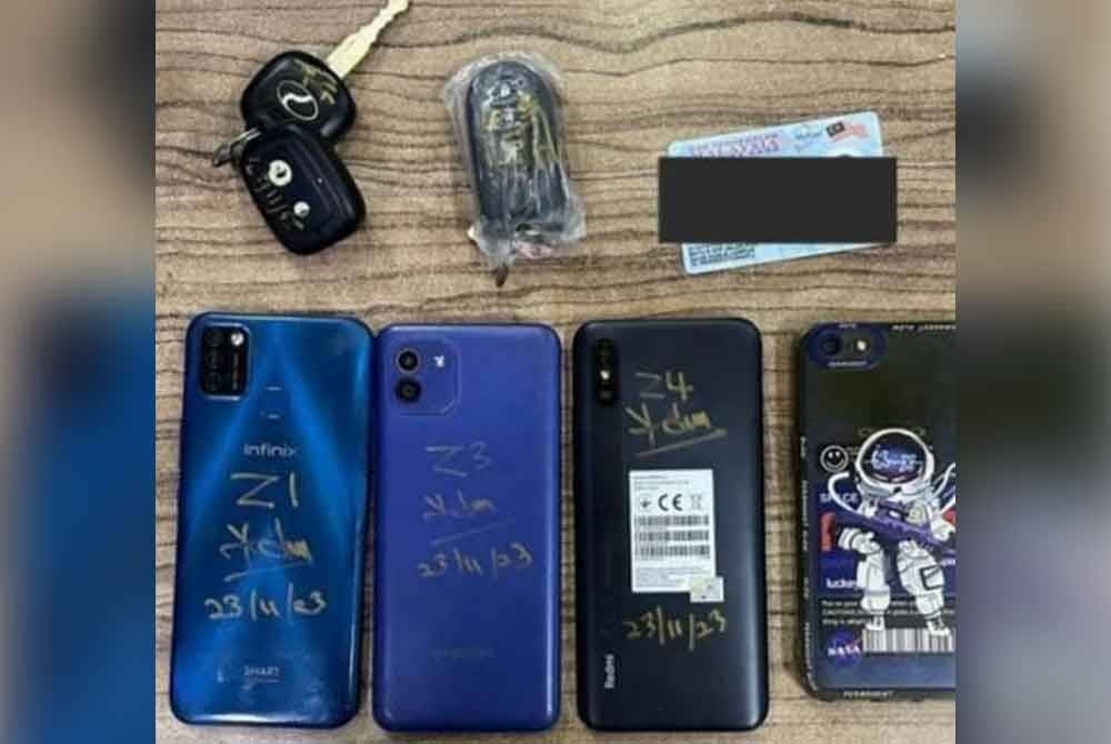 Barang yang dirampas dari empat suspek yang melakukan kegiatan samun di sebuah rumah di Simpang Renggam.