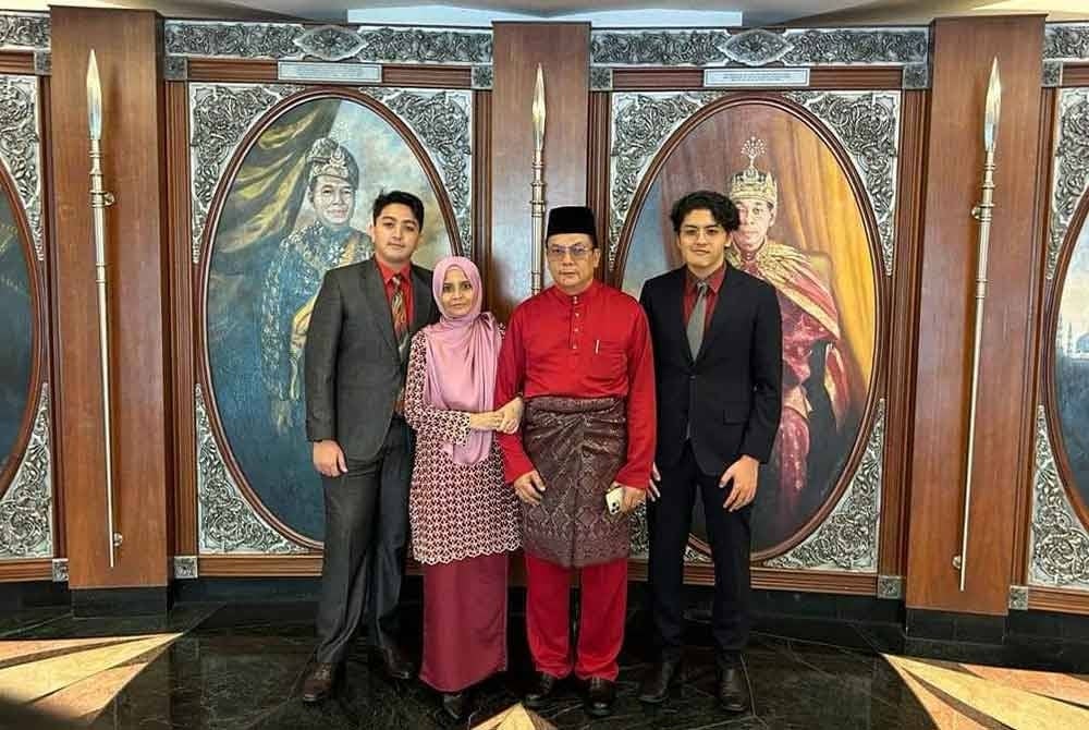 Suzana (dua dari kiri) menemani suami yang mengangkat sumpah sebagai ADUN Bukit Antarabangsa, September lalu.