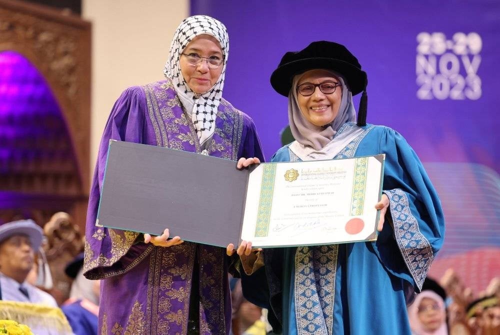 Raja Permaisuri Agong Tunku Azizah Aminah Maimunah Iskandariah yang juga Ketua Perlembagaan (Canselor) Universiti Islam Antarabangsa Malaysia (UIAM) berkenan menyampaikan Anugerah Gelaran Profesor Emerita kepada Prof Dr Noraini Mohd Noor (kanan) pada Majlis Konvokesyen UIAM ke-39, pada Sabtu. - Foto Bernama