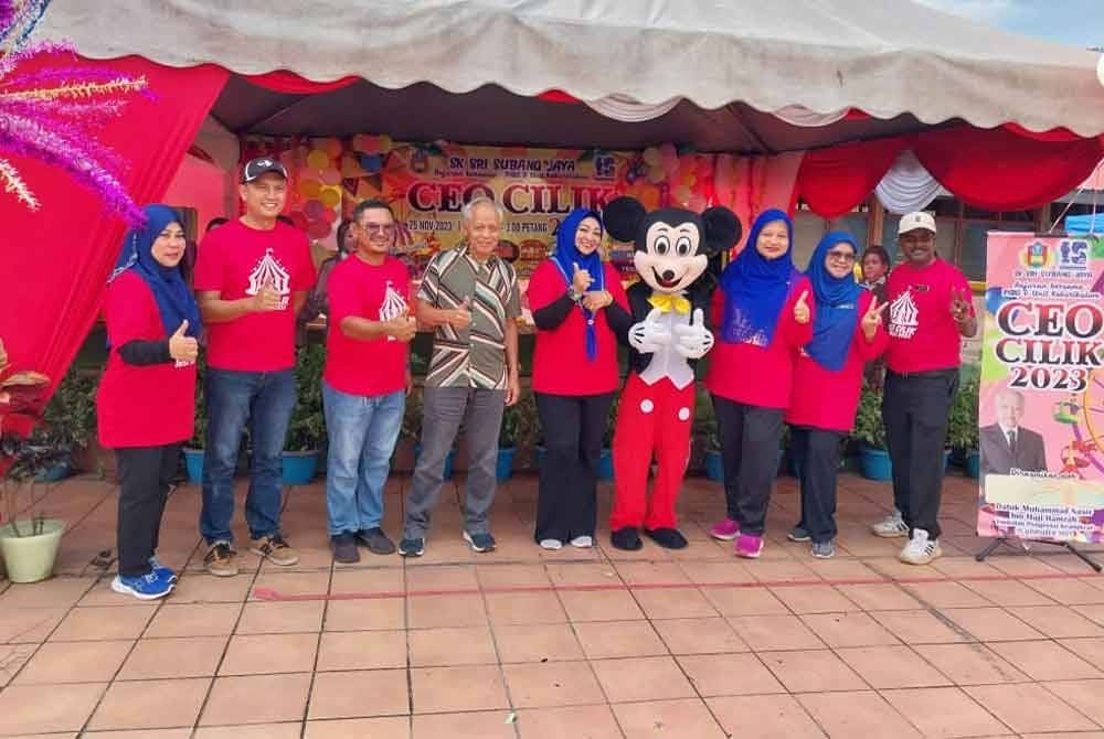 Barisan guru bersama Muhamad Nasir (tengah) bergambar bersama.