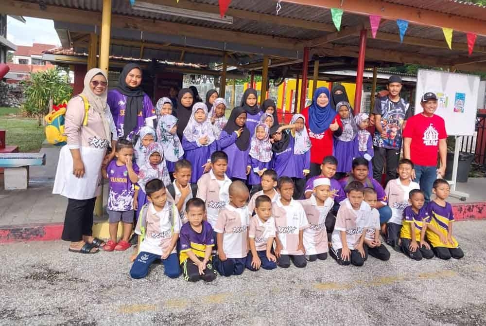 Anak yatim dan golongan asnaf bergambar sebelum melakukan aktiviti.