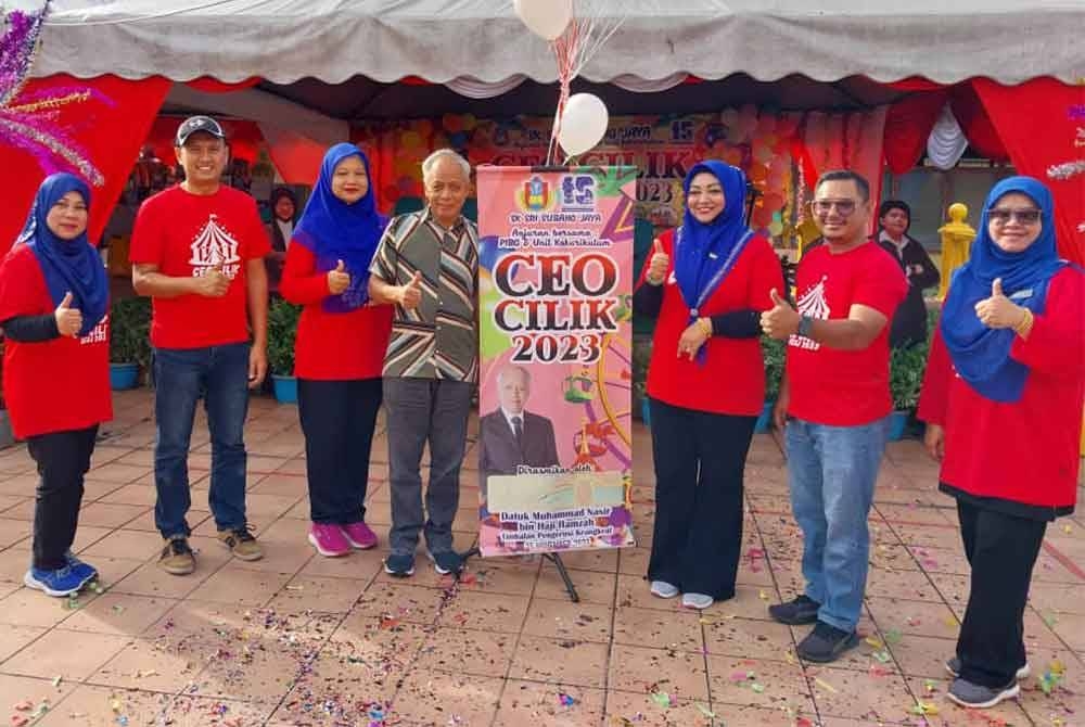 Muhamad Nasir (tengah) merasmikan program CEO Cilik di SK Sri Subang Jaya pada Sabtu.