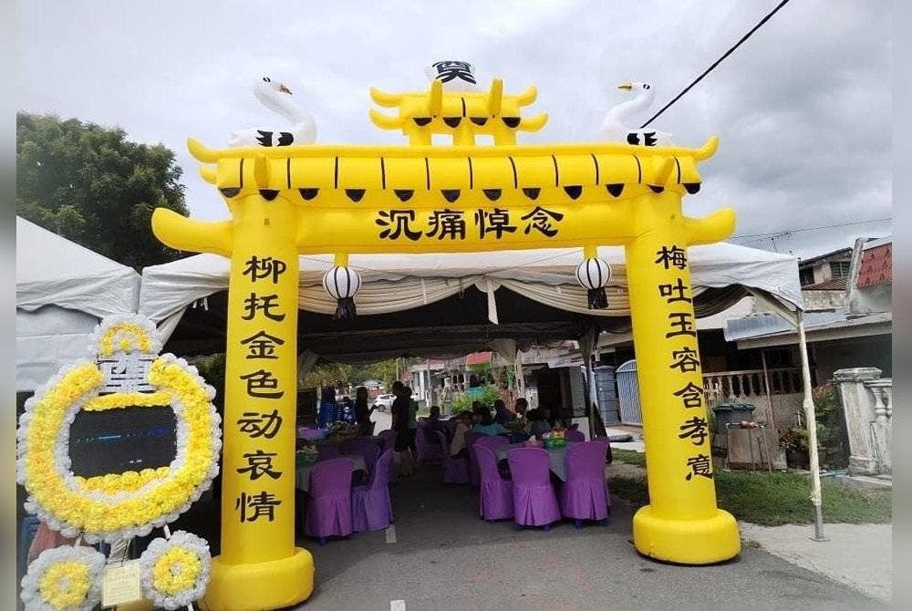 Suasana kediaman keluarga mangsa di Taman Satelite, Bahau pada Sabtu.