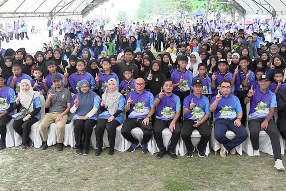 Fadzli bersama agensi dan peserta yang terlibat dalam Program Anak Muda Pahang Sayang Bumi di Pantai Anak Air pada Sabtu.