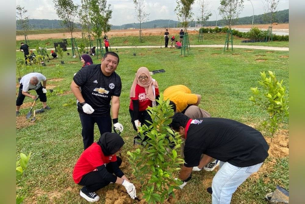 Ketua Pemasaran dan Penjenamaan Grup Sinar Karangkraf, Nik Justin Nik Mohd Ariffin (tengah) melakukan aktiviti tanaman pokok sempena Kempen Tanam Pokok Perdana MPS 2023.