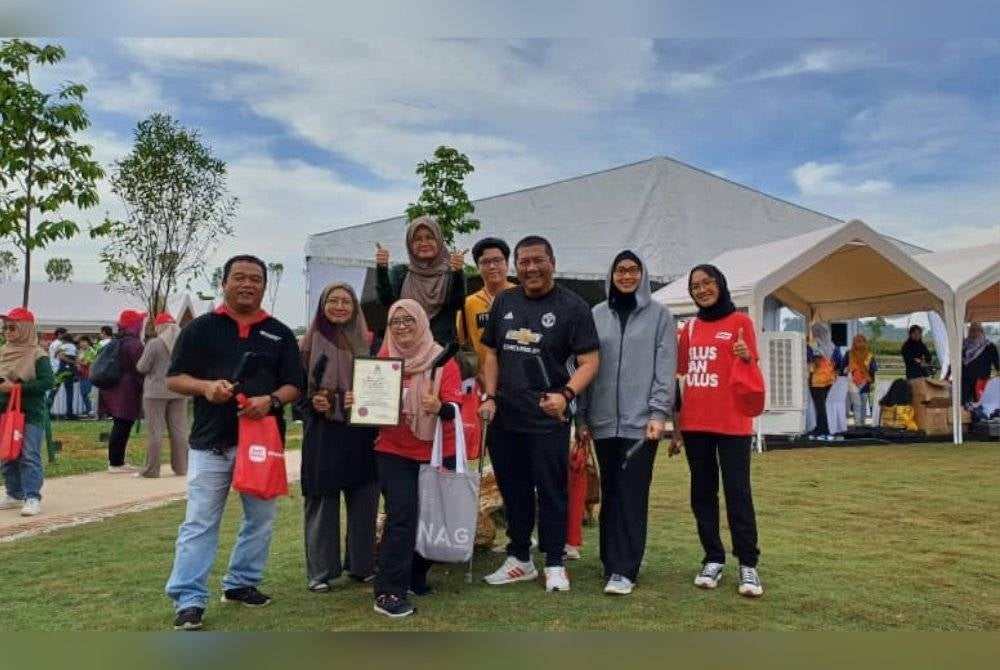 Nik Justin (tengah) bersama warga Kumpulan Karangkraf menerima sijil sempena Kempen Tanam Pokok Perdana MPS 2023.