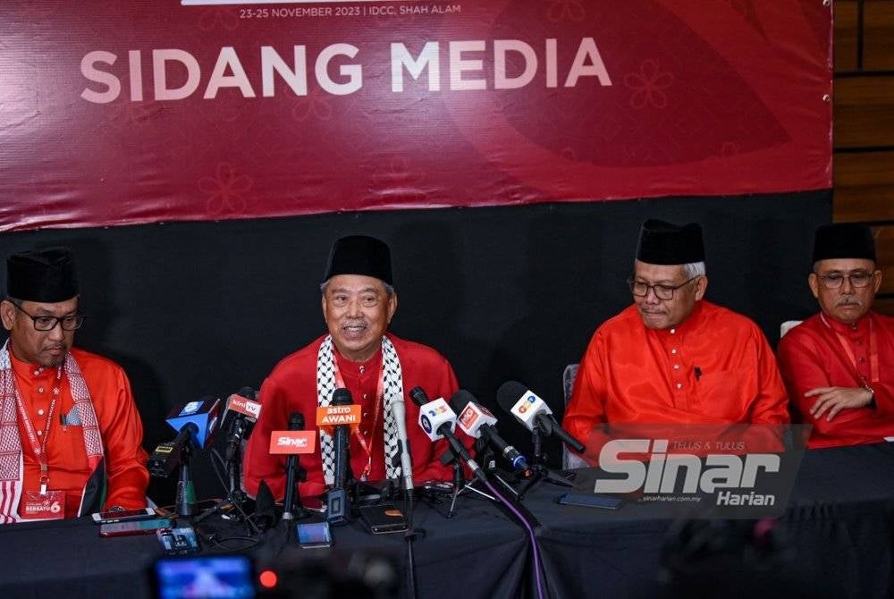Muhyiddin (dua kiri) bersama kepimpinan tertinggi parti pada sidang media selepas Perhimpunan Agung Tahunan Bersatu 2023.