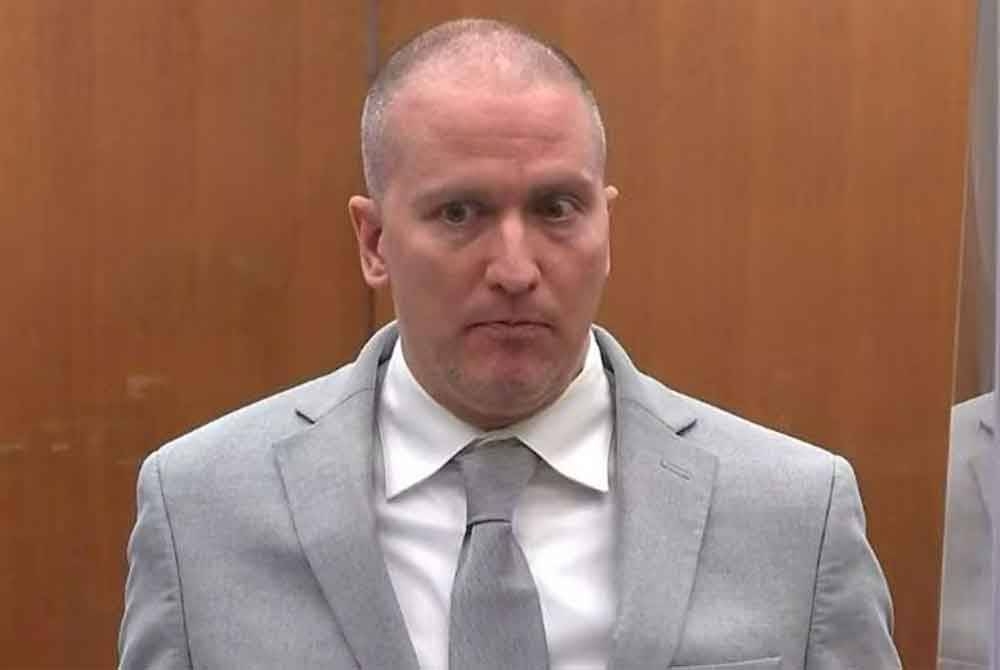 Derek Chauvin yang disabitkan bersalah membunuh George Floyd dilaporkan cedera parah akibat ditikam ketika menjalani hukuman penjara di Arizona, Amerika Syarikat (AS). - Foto Reuters