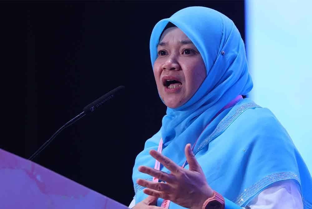 Fadhlina menyampaikan Ucapan Penggulungan pada Kongres Nasional Tahunan Wanita Keadilan Ke-17 bertemakan 'Memaknai Reformasi, Menjulang Madani' di PICC. - Foto Bernama