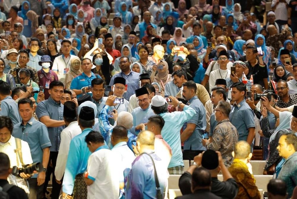 Anwar bersalaman bersama para perwakilan semasa menghadiri Kongres Nasional PKR 2023 di PICC. - Foto Bernama