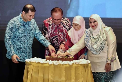 Anwar (dua dari kiri) bersama isteri, Datuk Seri Dr Wan Azizah Wan Ismail memotong kek sempena setahun Kerajaan Madani ketika hadir pada majlis makan malam Koperasi Keadilan Berhad di sebuah hotel di ibu negara malam ini.
Turut hadir, Rafizi (kiri) dan Pengerusi Koperasi Keadilan Berhad, Raiyan Abdul Rahim (kanan). - Bernama