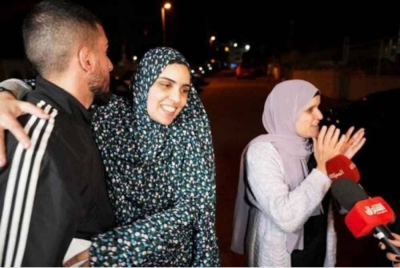 Marah Bkeer dilihat memeluk ahli keluarganya selepas dibebaskan dari penjara Israel. - Foto Reuters