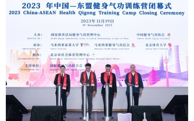 (Dari Kiri) Wang Yi, Wong Chen, Anthony dan Leong Teck bersama-sama melancarkan gimik perasmian Majlis Kemuncak Global Kem Latihan Kesihatan Qigong China-ASEAN 2023 di Taylor's University Lakeside Campus, Subang Jaya pada Ahad.
