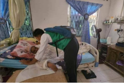 Muhammad Imran, anak kedua daripada empat beradik itu, bijak membahagikan antara mengulang kaji pelajaran dan menguruskan ibunya, Hazalina Md Arof, 45. - Foto Awani