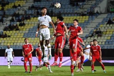 Pemain Terengganu FC, Engku Muhammad Nur Shakir Engku Yacob (dua, kiri) diasak pemain Sabah FC, Taesu Park (tengah) pada perlawanan Liga Super Malaysia 2023 di Stadium Sultan Mizan Zainal Abidin, malam tadi. - Foto Bernama