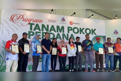 Sebahagian sukarelawan yang bersama-sama MPS menanam 1,850 anak pokok.