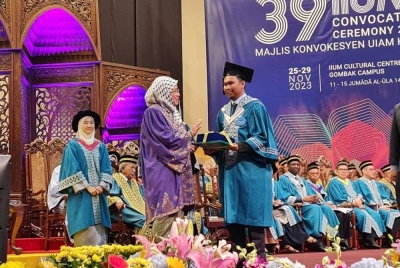 Raja Permaisuri Agong Tunku Azizah Aminah Maimunah Iskandariah menyampaikan anugerah tersebut kepada Ahmad Danial dalam Majlis Konvokesyen ke-39.