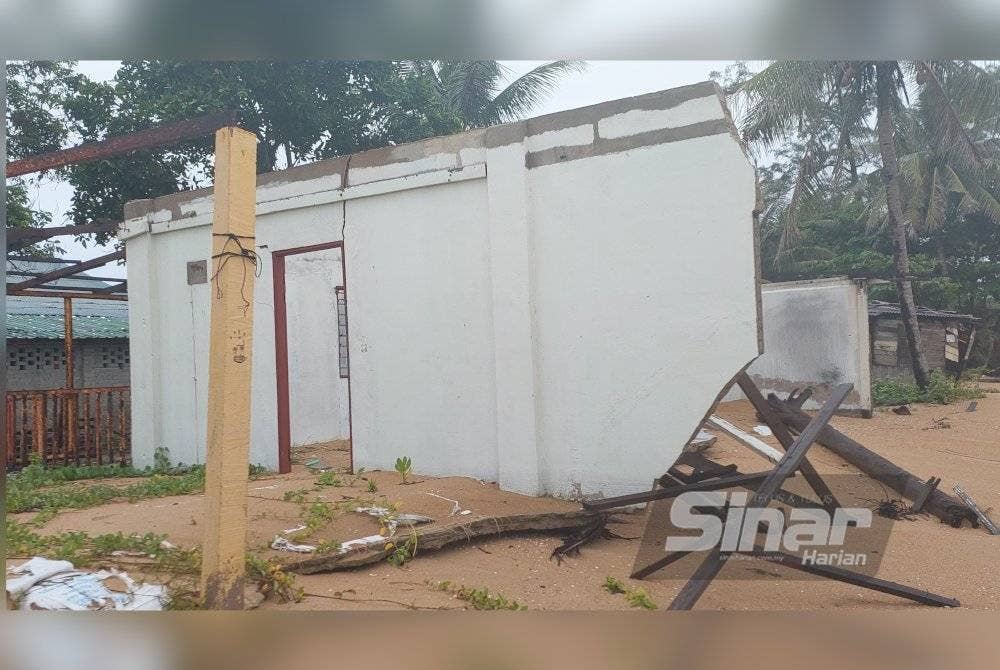 Keadaan rumah yang roboh akibat dibadai ombak besar.