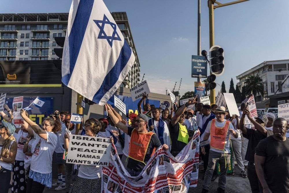 Israel mencipta naratif ia menjadi mangsa kekejaman pejuang Hamas bagi membolehkannya menerima sokongan masyarakat antarabangsa. - Foto AFP