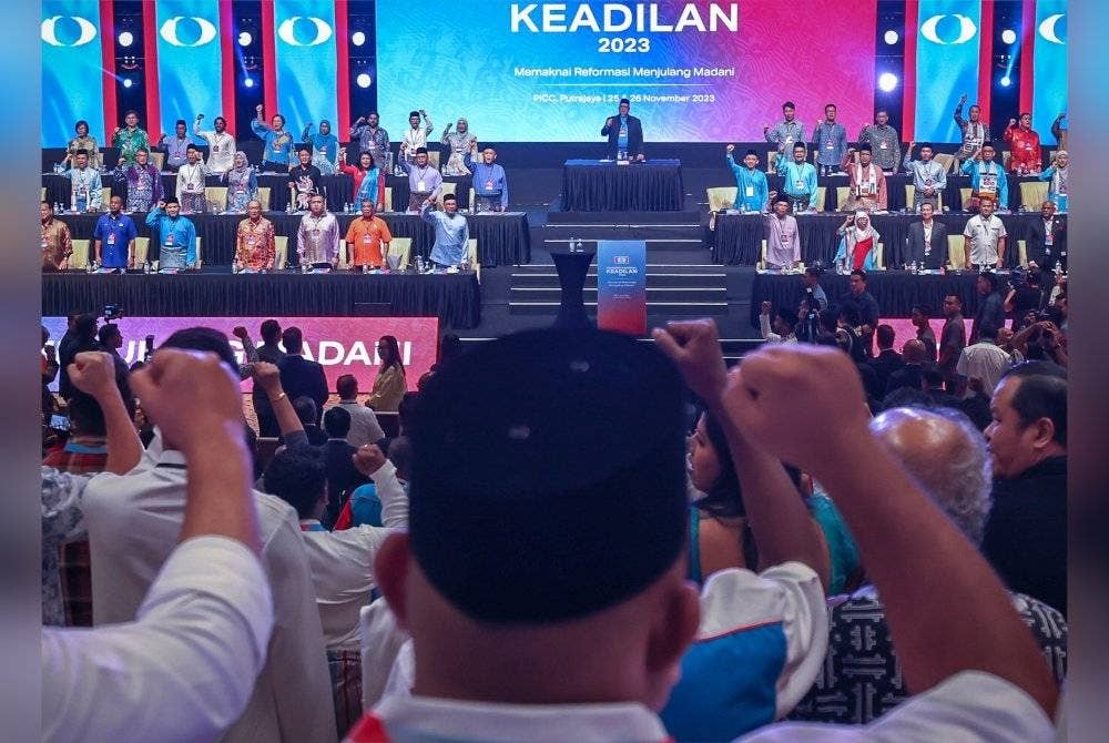 Anwar menyampaikan ucapan dasar semasa Kongres Nasional PKR 2023 di PICC. - Foto Bernama