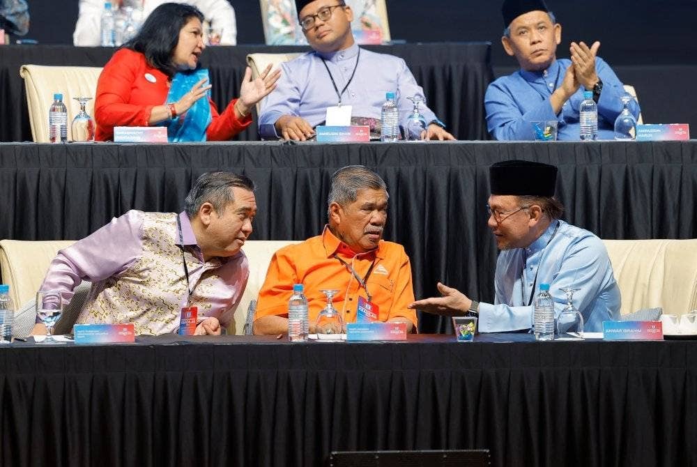 Anwar bersama Presiden Parti Amanah Negara, Datuk Seri Mohamad Sabu dan Setiausaha Agung DAP, Anthony Loke Siew Fook semasa menghadiri Kongres Nasional PKR 2023 di PICC. - Foto Bernama