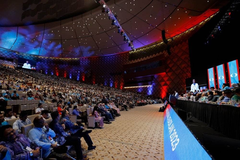 Anwar menyampaikan ucapan dasar semasa Kongres Nasional PKR 2023 di PICC. - Foto Bernama