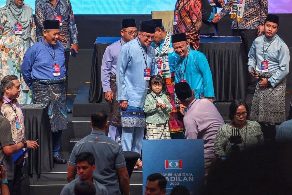 Anwar bergambar bersama peminat cilik yang hadir pada Kongres Nasional PKR 2023 di PICC. - Foto Bernama