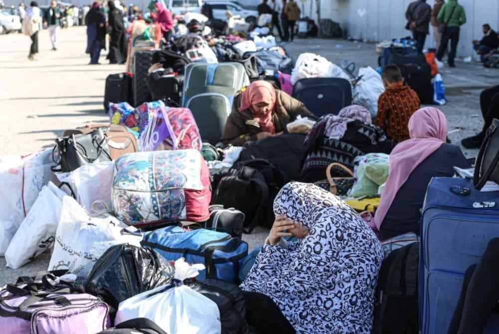 Rakyat Palestin menunggu untuk menyeberang ke Gaza dari sisi Mesir di persimpangan Rafah. - Foto Xinhua