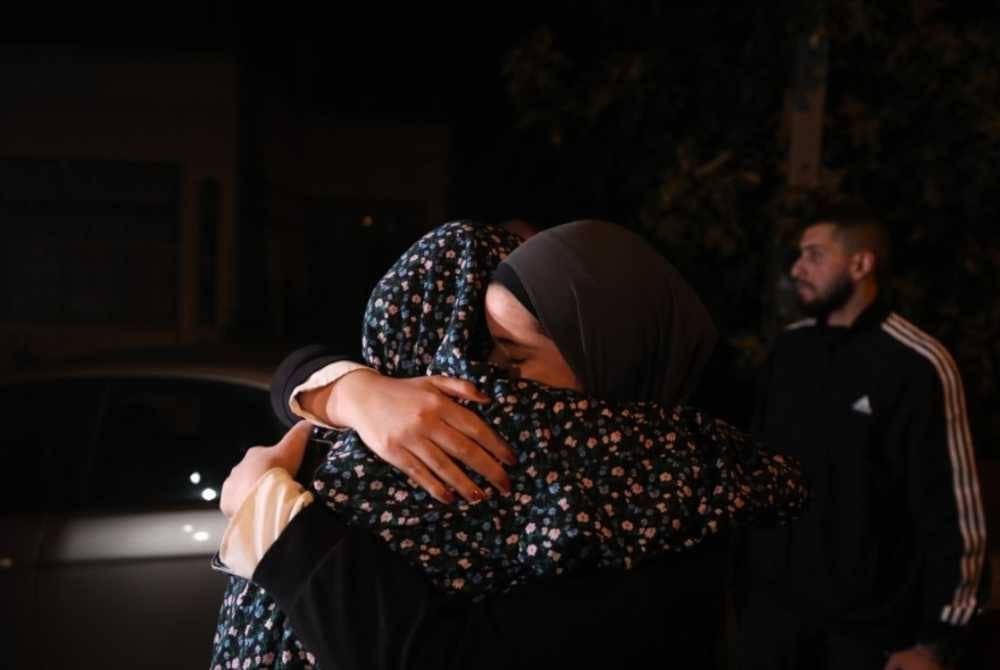 
Seorang banduan Palestin kembali ke Baitulmaqdis selepas dibebaskan dari penjara Ofer Israel. - Foto Xinhua