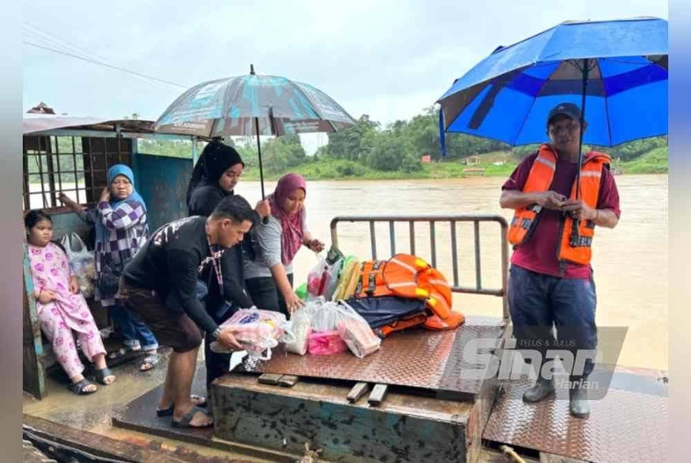 
Penduduk Kampung Pasir Kelang Lama yang selesai membeli-belah barangan keperluan dan menaiki ‘kapal’ untuk pulang ke rumah.