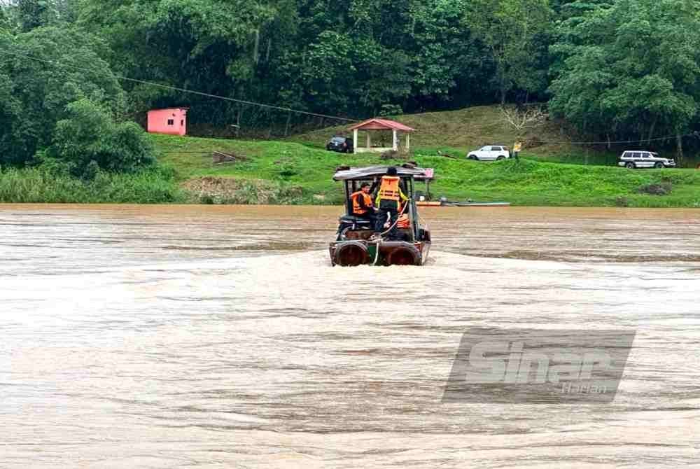 Sungai Kelantan diredah demi membantu penduduk menjalankan urusan harian.