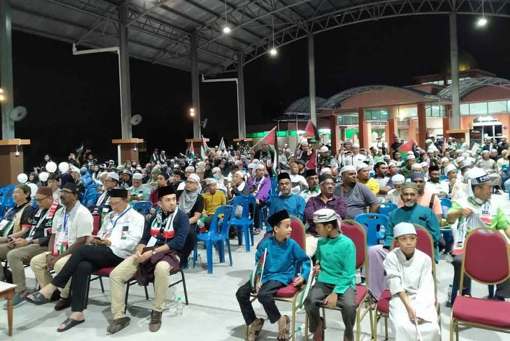 Sebahagian orang ramai yang hadir memberikan sokongan terhadap program Semarak Kemanusiaan Palestin Peringkat NGO Negeri Perak di Arena Al-Muttaqin, Taman Meru di sini pada malam Sabtu.