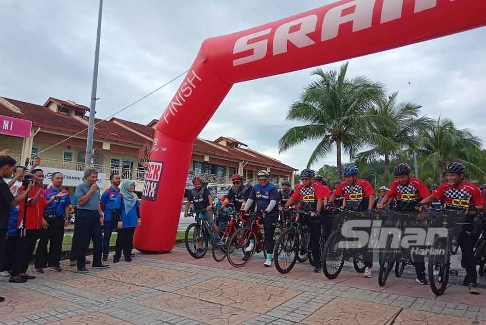 Mohamad (empat kiri) ketika melepaskan kayuhan basikal pada karnival berkenaan.