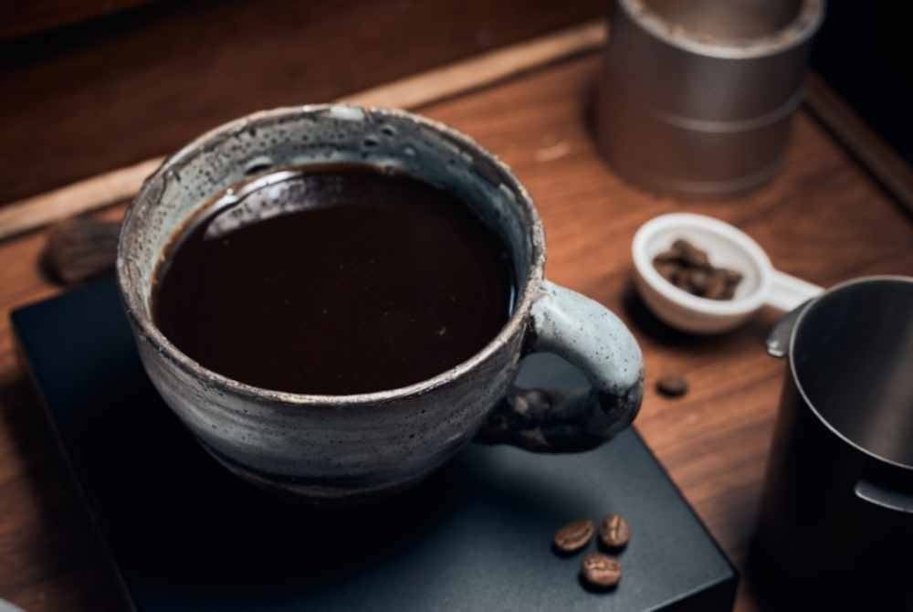 Penambahan bara arang dalam minuman kopi yang semakin menjadi trend kini merupakan satu kesalahan di bawah Peraturan-Peraturan Makanan 1985 dan boleh didakwa. - Foto hiasan 123RF